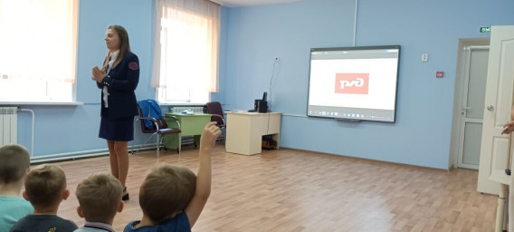 У нас в гостях представитель детской железной дороги.